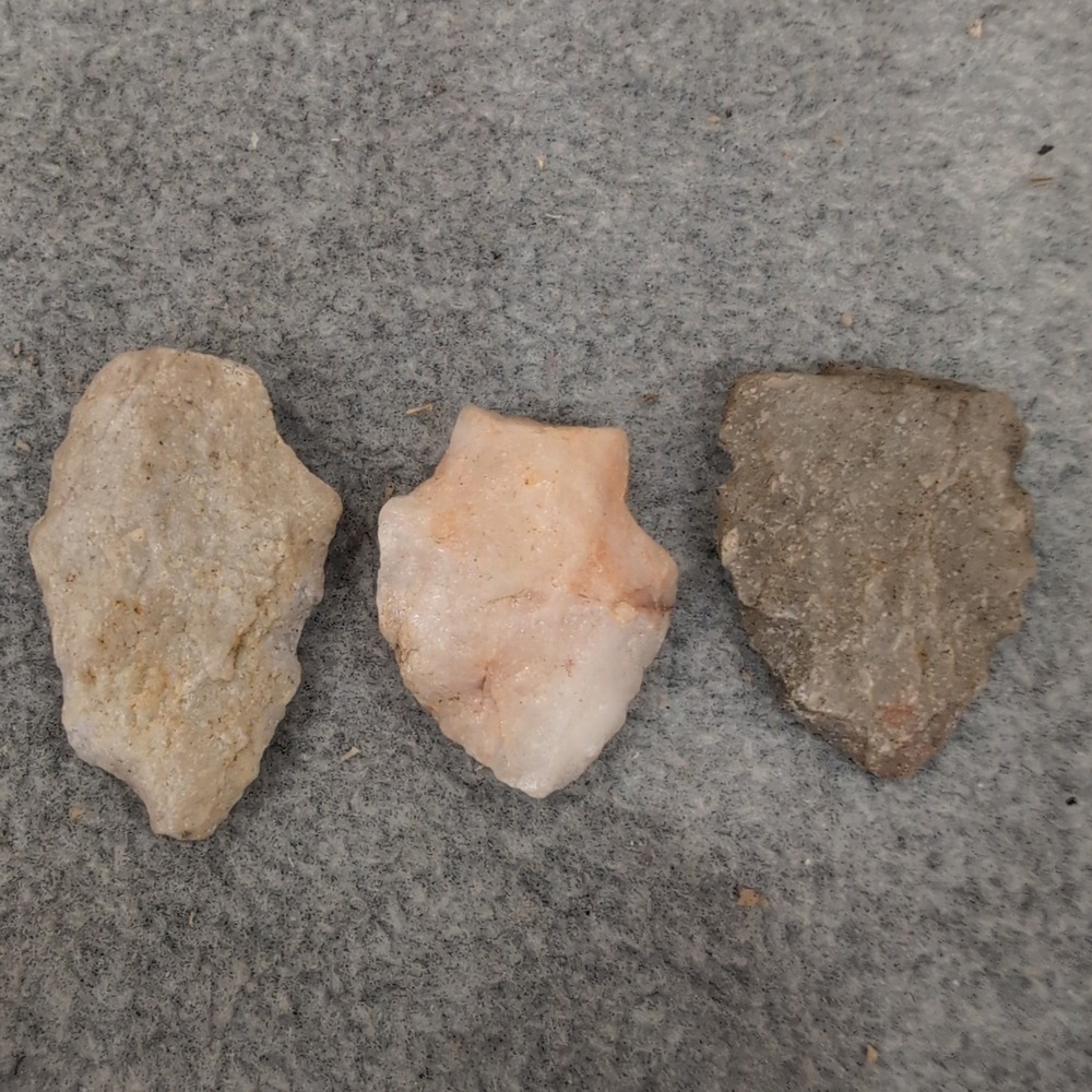 Set of 3 Quartz‎ and Stone Projectile Points Arrowheads Tan Pink Grey VG - Picture 5 of 8